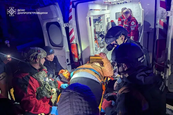 Під завалами люди: російська ракета рознесла готель в Кривому Розі (фото)