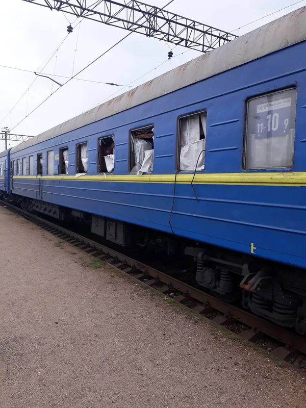 У вагонах поїзда Запоріжжя – Львів вибухова хвиля повибивала вікна (фото)