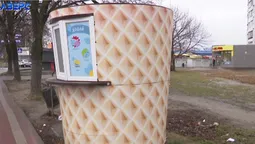 У Луцьку дах «стаканчика» ледь не вбив перехожого (відео)