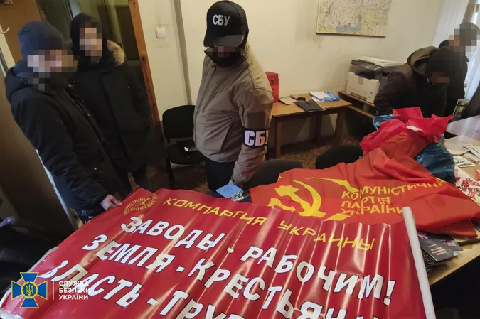 Прапори, книжки і зброя: СБУ взялася за представників заборонених партій (фото)