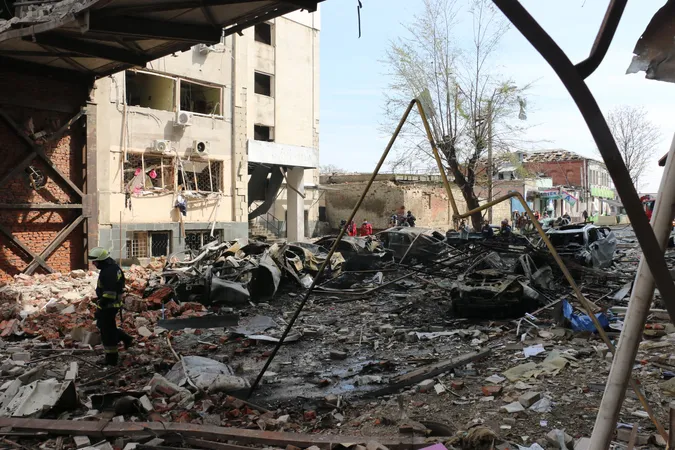 Одна особа загинула, двох поранено: російські окупанти знову обстріляли Харків