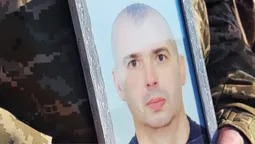 Понад рік вважався зниклим безвісти: у Ковелі попрощалися з воїном Миколою Петровським (фото)