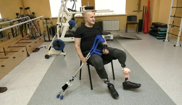 Боєць із Луцька, якому амутували обидві ноги, вчиться ходити заново і збирає донати (відео)