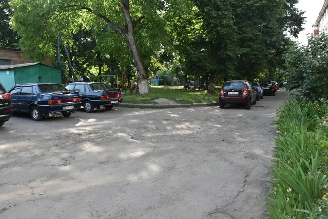 Бруківка, дитяча зона, LED-освітлення: у Луцьку відремонтують двір на Потебні (фото)