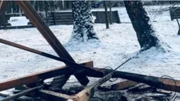 На Волині відпочивальники-вандали спалили паркан та гойдалку (фото, відео)
