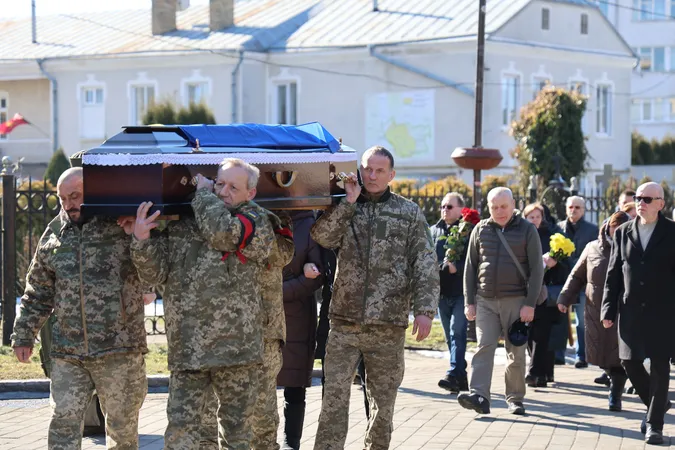 У Луцьку провели в останню дорогу Героя Олександра Круглікова (фото)