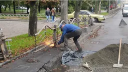Рух ускладнений: у Луцьку на Перемоги міняють паркани (фото, відео)
