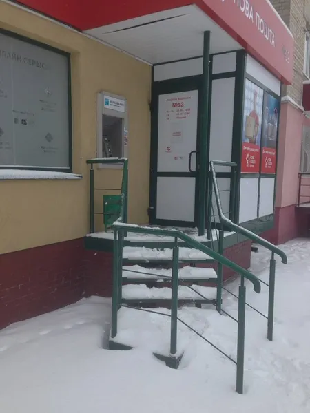 «Кому треба, той долізе»: як луцькі підприємці «чистяться» від снігу (фото)