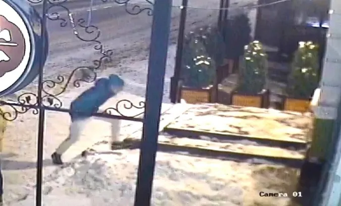 На Волині хлопець розтрощив вітрину: його шукають (відео)