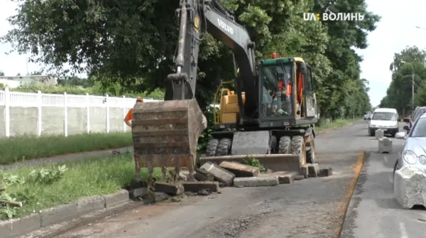 Вулицю Карпенка-Карого перекрили на 1,5 місяця через ремонт (відео)