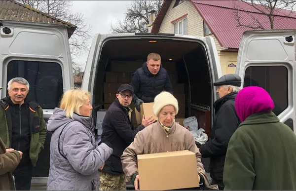 З Луцька у Чернігів: «СВІДОМІ» завезли «сімейні пакунки» з допомогою (фото, відео)