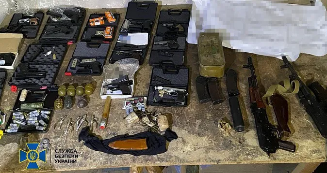40 тисяч за АК: на Миколаївщині нейтралізували торговців зброєю (фото)