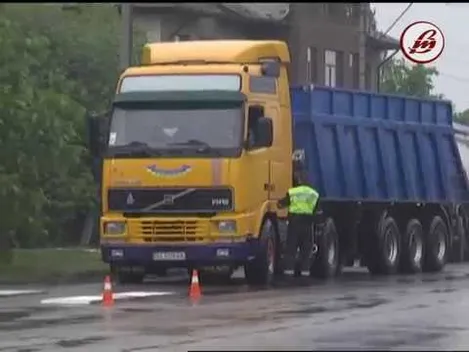 На Волині водії відмовляються зважувати фури (відео)