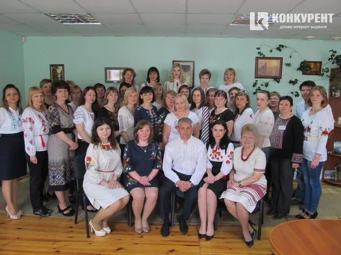 Луцькі чиновники вийшли на роботу у вишиванках (фото)
