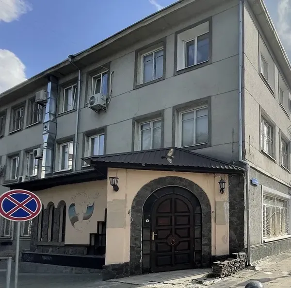 З виходом до замку: в центрі Луцька продають підземелля (фото)