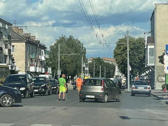 У Луцьку на проспекті Волі починають наносити дорожню розмітку (фото)