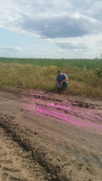 Поблизу Рівного – розлив невідомої рожевої речовини (фото)