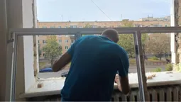 Місяць після обстрілу Луцька: жителі будинку жаліються на його повільне відновлення (відео)