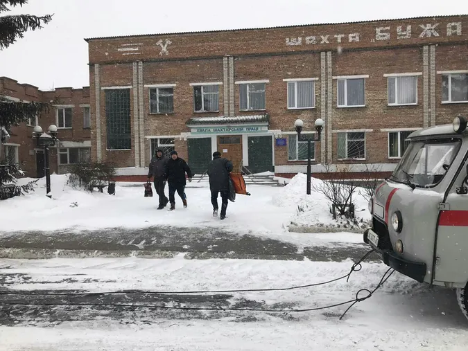 За добу рятувальники звільнили зі снігових кучугур 82 автомобілі (фото, відео)