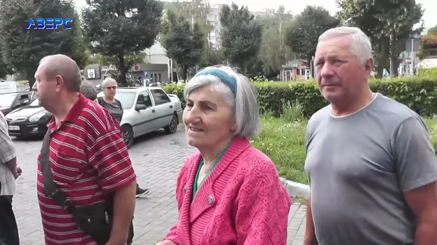 Під «Волиньгаз збутом» зібрався натовп пенсіонерів: чому (відео)