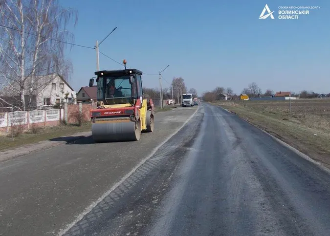 На об'їзній трасі неподалік Луцька кладуть новий асфальт (фото)