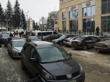 Лучани просять розширити парковку біля ЦУМу