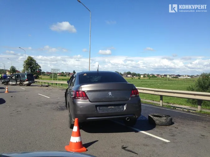 У Рованцях – аварія: потовчені чотири автівки (відео, фото, оновлено)
