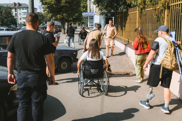Пересувались кріслом колісним, наосліп та з гіпсом: у Луцьку пройшов інтенсив з питань безбар’єрності