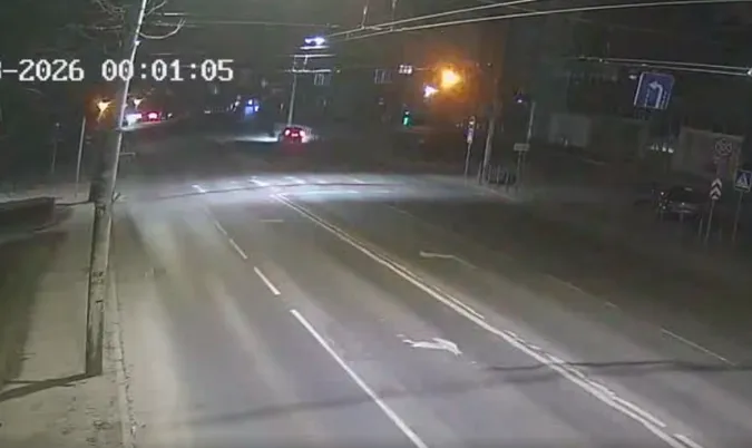 Підкинуло в повітря: у Луцьку вночі збили людину (відео)