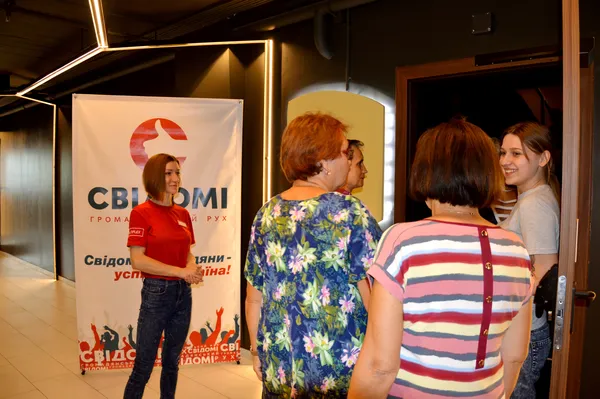 Як луцькі пенсіонери дивилися сучасне кіно (фото)