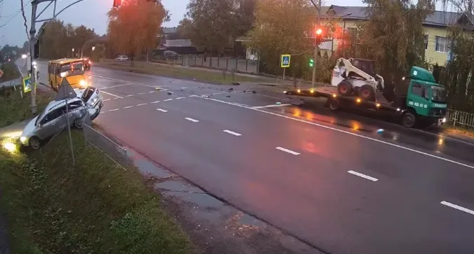 Під Луцьком вантажівка на світлофорі влетіла в легковик і відкинула його на паркан (відео)