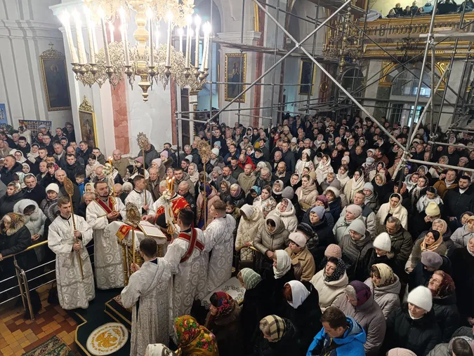 Молитви і колядки: у луцькому соборі Святої Трійці провели різдвяну службу (фото)