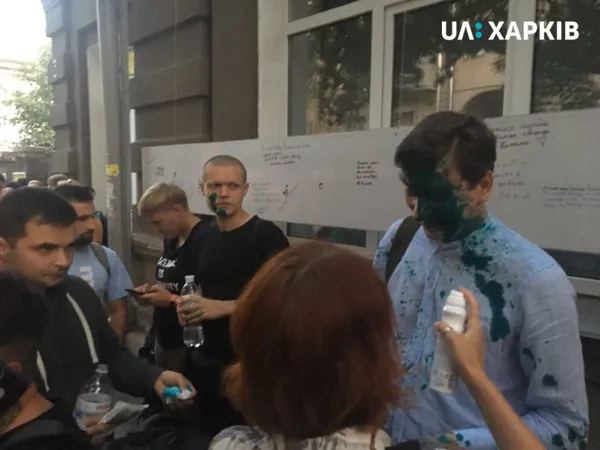 Під свист яєць в польоті і сльозогінний газ: у Харкові пройшов Марш рівності