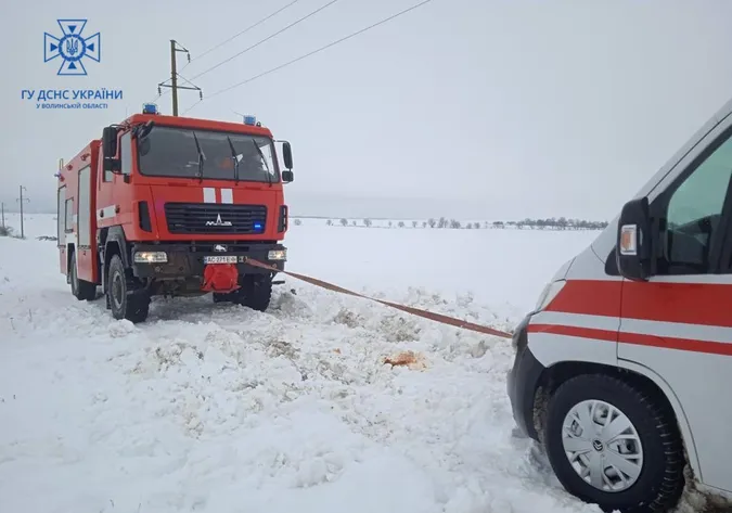 На Волині «швидка», яка їхала на виклик, застрягла в кучугурі снігу (фото)