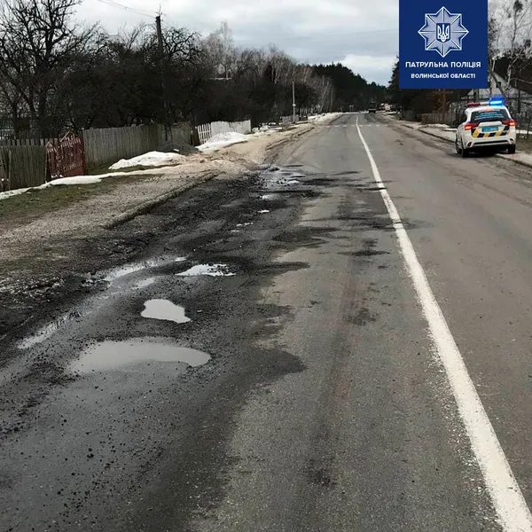 Волинські патрульні шукають і фіксують ями й вибоїни на дорогах (фото)