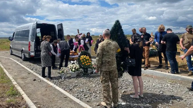 Вінниця у скорботі: вбиту рашистами дівчинку Лізу хоронили з почестями (фото)