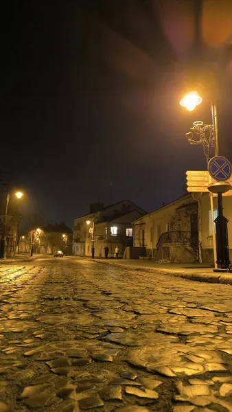 Тривожно-таємничий нічний Луцьк у світлі ліхтарів (фото)