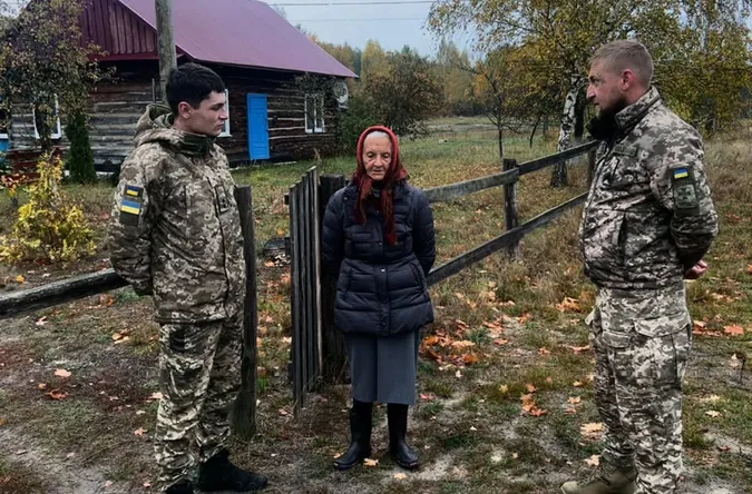 «Думала, що не переживу ніч»: прикордонники з дроном врятували пенсіонерку, яка заблукала в лісі