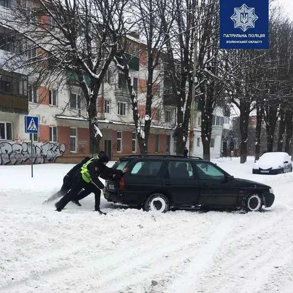 Волинські патрульні допомагають водіям під час негоди (фото)