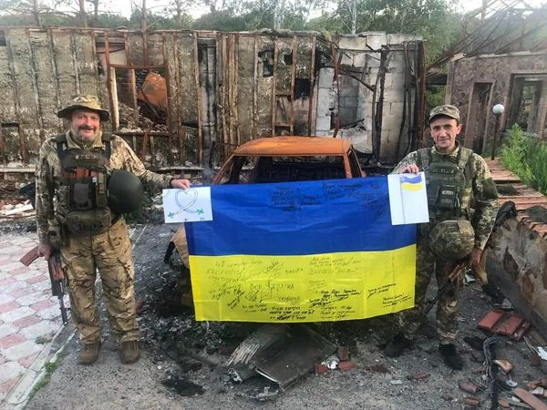 Там служить тато школяра: волинським тероборонівцям передали на фронт учнівські малюнки (фото)