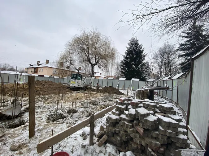 У Ковельському центральному парку виявили незаконне будівництво (фото, відео)