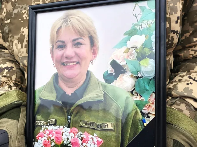 Багато квітів та сліз: у Ковелі попрощалися із захисницею Мариною Ізотовою (фото)