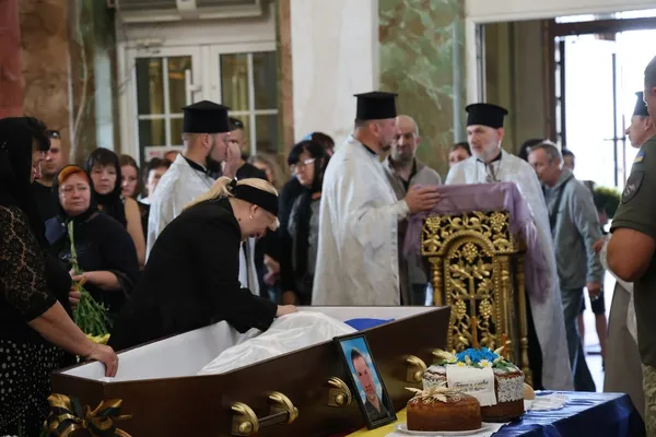 У Луцьку в останню дорогу провели двох Героїв – Артема Біломоїна та Вадима Попишова (фото)