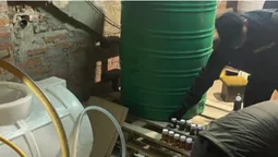 «Мішали» спирт з водою та барвниками: на Волині підпільно виготовляли алкоголь (фото)