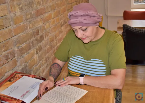 Наталія Ніколаєва вкотре перечитує лист від сина