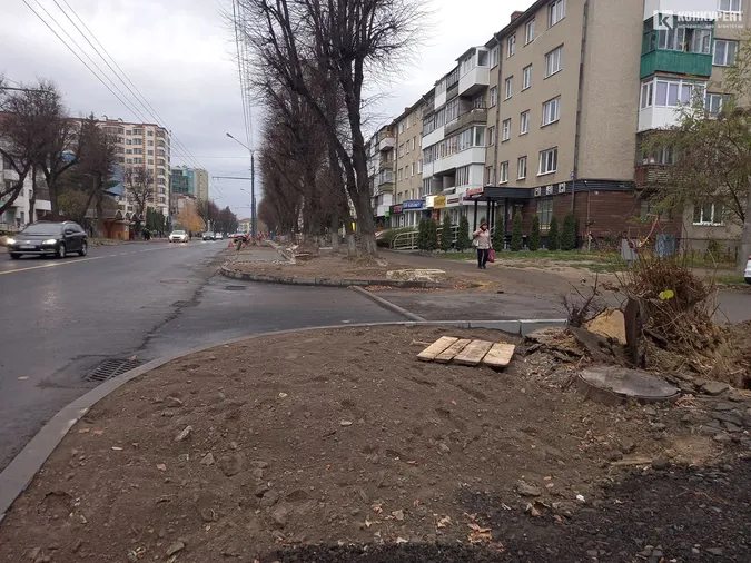 Поребрики та гідранти: що коїться на проспекті Волі у Луцьку (фото)