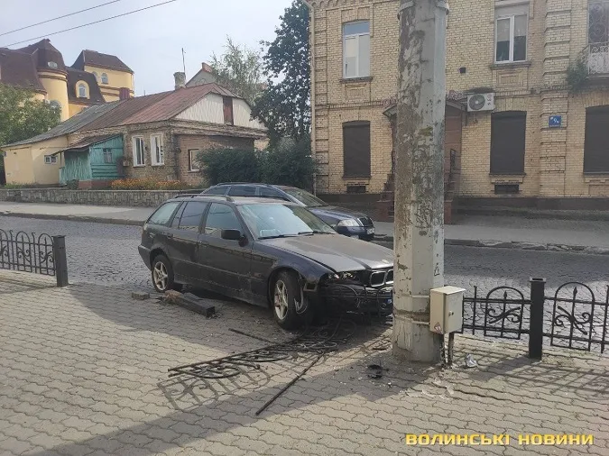 В центрі Луцька водійка на «бесі» знесла огорожу (фото)