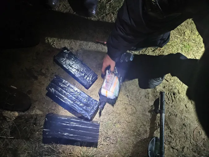 У «Ягодині» руденький прикордонник винюхав тисячу пачок сигарет (фото)