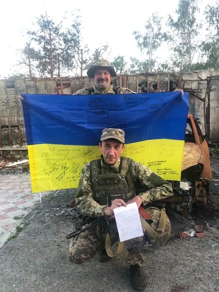 Там служить тато школяра: волинським тероборонівцям передали на фронт учнівські малюнки (фото)