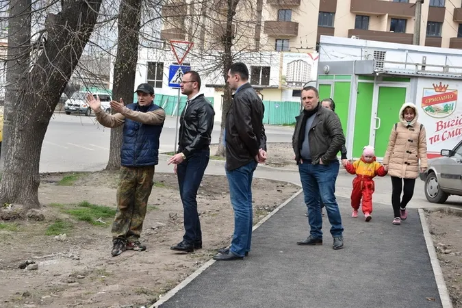 Як у Луцьку двори ремонтують (фото)